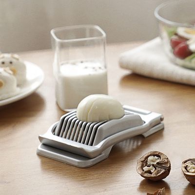 Cortador de huevos de acero inoxidable para huevos hervidos perfectamente cortados y fresas jugosas