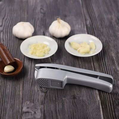 Muestra gratuita 2 en 1 Prensa manual de ajo Mincer Kitchen Garlic Chopper Slicer Portable Garlic Grinding Crusher Masher Maker Herramientas de vegetales