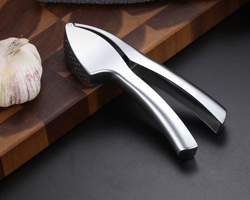 Grado alimenticio Presión de ajo, trituradora de jengibre, exfoliante, exprimidora de 16*3cm, rebarba de cocina múltiple
