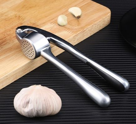 La cocina sostenible debe tener una prensa manual de ajo de aleación de zinc con cara cromada para obtener resultados