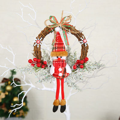 Traiga alegría a su hogar con esta feliz corona de Navidad de bayas rojas y pinos