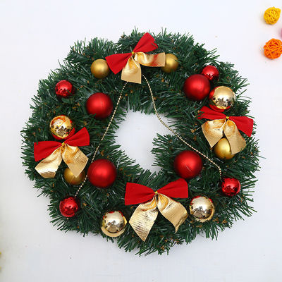 Traiga alegría a su hogar con esta feliz corona de Navidad de bayas rojas y pinos