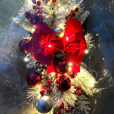 Tejido de peluche y puertas de plástico colgando corona de ratán para la decoración de Navidad del hotel