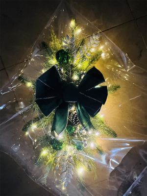 Tejido de peluche y puertas de plástico colgando corona de ratán para la decoración de Navidad del hotel