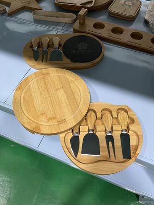 Tablero de queso de bambú sostenible y utensilios para el plato de queso Plato de charcutería